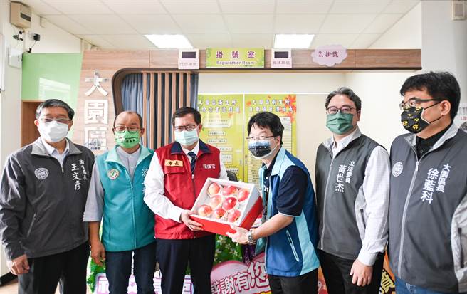 桃园市长郑文灿（左3）盼能尽快让卫生所人员回归正常业务。（桃园市政府提供／蔡明亘桃园传真）