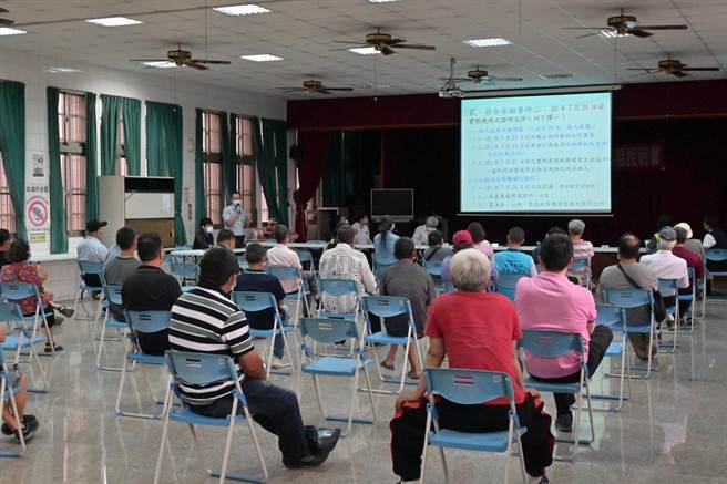 国产署10日至台南七股与渔民座谈，辅导条件符合渔民办理合法承租。（刘秀芬摄）