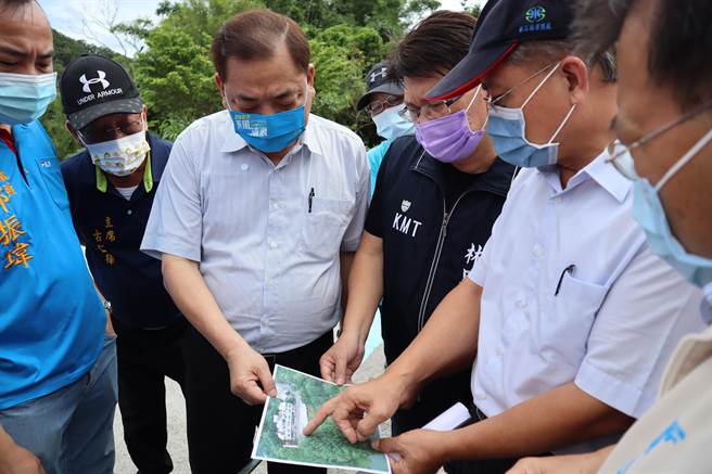 宝山水库大坝旁广场因雨严重塌陷，立委林思铭（右三）与副县长陈见贤（右四）等人10日下午前往会勘，商讨因应措施。（邱立雅摄）