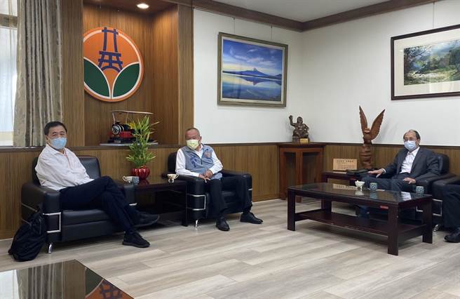 監察委員陳景峻、郭文東於今（10日）赴苗栗縣巡察，上午先赴縣府拜會縣長徐耀昌。（監察院提供）