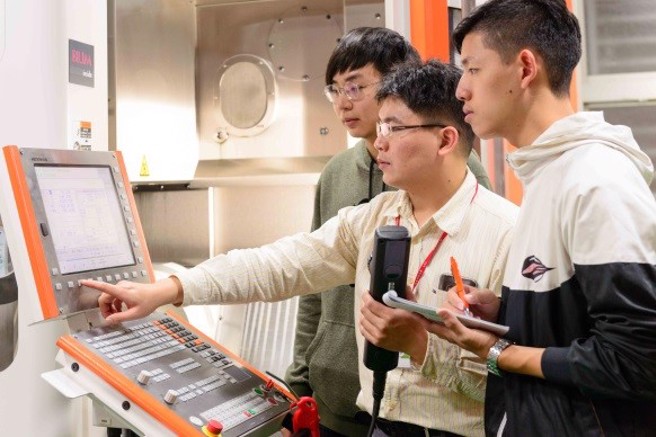 龙华科大长期深耕产学合作，让学生提前掌握产业趋势。(照片/龙华科大提供)