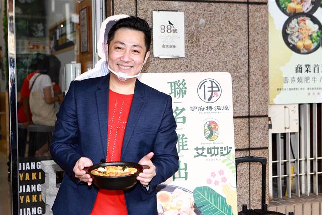 艾成为伊府将锅烧担任一日店长，并现场签约艾叻沙与伊府将推出联名口味锅烧麵。（艾叻沙、伊府将提供）