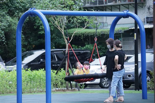 新北市新工处将三重区洛阳街附近一处废弃幼儿园和附近公私有地整併，在巷弄间打造出一个小而美的三重洛阳公园。(工务局提供)