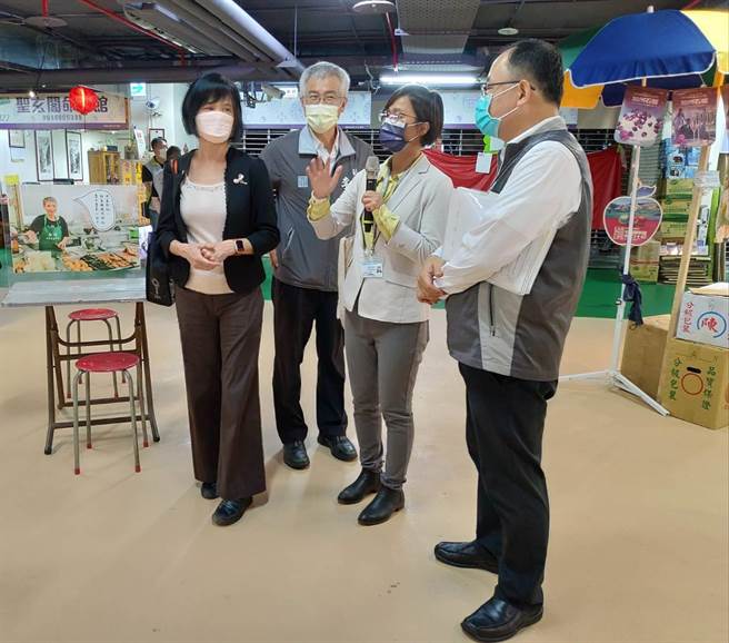 王丽珍委员实地巡察桃园市新明公有零售市场，瞭解市场活化再利用执行情形。（监察院提供）
