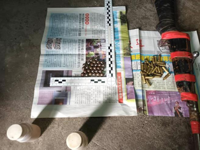 花蓮縣秀林鄉水源村徐姓男子10日凌晨結伴上山打獵，持未經申請的自製獵槍瞄準獵物時，誤擊同行楊姓友人臀部，警方現場查扣獵槍1把、喜得釘26發、鋼珠28顆，全案依槍砲彈藥刀械管制條例、傷害罪調查偵辦。（圖/ 中央社）