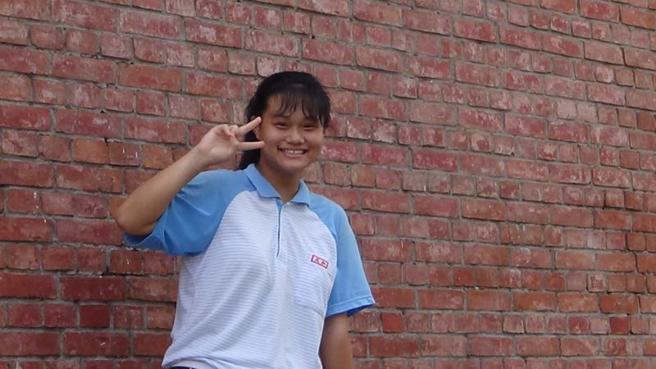 就读屏东美和中学的潘莉君虽然家境清寒，仍保持乐观态度，专注学习，在国中会考中拚出5A5+、写作5级分佳绩。（图/ 中央社）
