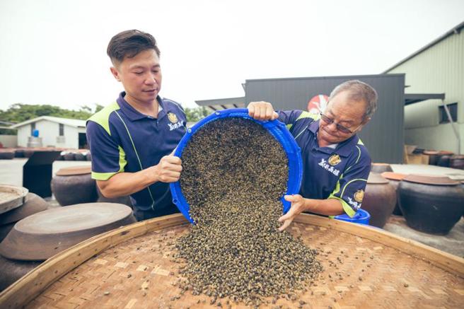 嘉义酱油品牌「义兴嘉酿」第2代制酱师郑国涵（右）及第3代制酱师郑棋维（左）传承家族酱油产业的故事，经文总拍摄为「匠人魂」系列影片「家里的醍醐味」。（图/ 中央社）