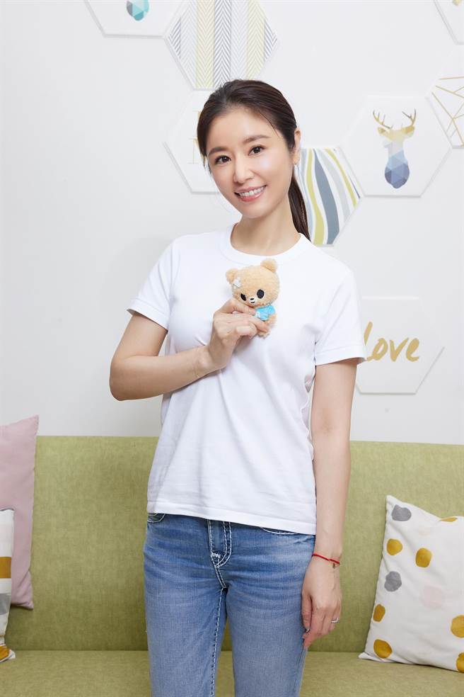 林心如与呼呼玩偶吊饰。（爱最大慈善光协会提供）