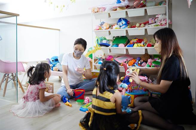 林心如陪小洁与一双幼女玩玩具。（爱最大慈善光协会提供）