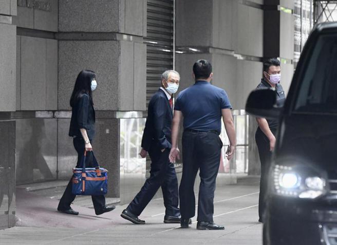 長榮鋼改選7席董事的議案結束，哥哥派穩住經營權，弟弟派代表長榮國際董事長鄭深池離開會場。圖／王淑以