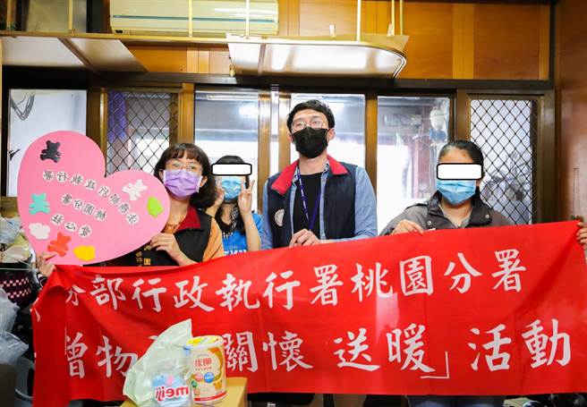 桃園市14歲年輕小媽媽因積欠健保費，行政執行署桃園分署關心後，轉介社福單位。（翻攝照片）