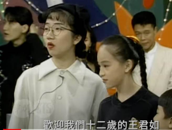 王心凌12岁时参加陶晶莹（左）主持的《好彩头》。（翻摄自YouTube华视怀旧频道）
