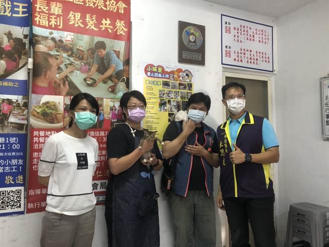 新北市动保处积极与里办公室合作，2015年陆续成立77处认养小栈，协助5206只流浪犬猫认养。其中新店小城里今年就成功送养8犬  46猫，成为认养次数最多的里办公室。（动保处提供）