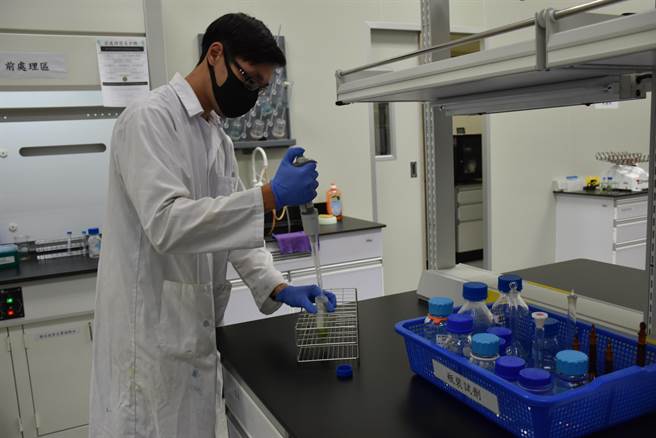 國立聯合大學化工系農藥檢測中心，專門提供苗栗縣農民最尖端的農藥殘餘檢測。（謝明俊攝）