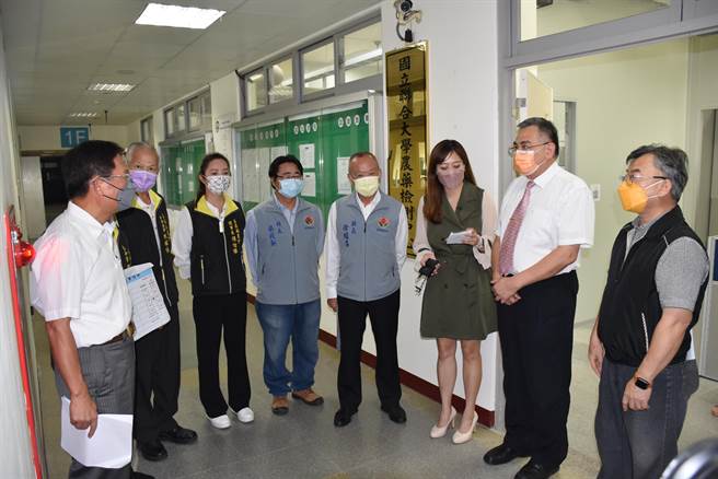 苗栗縣長徐耀昌10日上午在聯合大學農藥檢測中心直播介紹農藥檢測流程。（謝明俊攝）