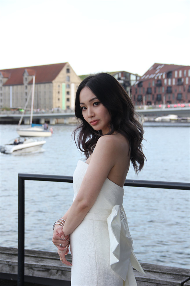 陈芳语近来受邀出席本届「哥本哈根民主高峰会」，在台上献唱。（华风数位提供）