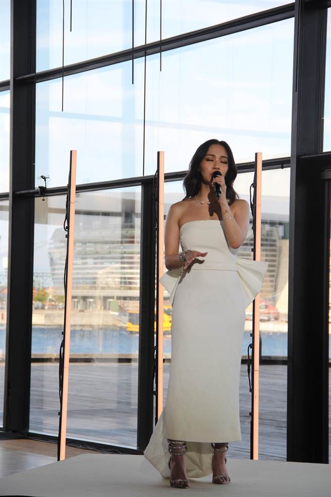 陈芳语受邀参与本届「哥本哈根民主高峰会」，在台上卖力献唱。（华风数位提供）