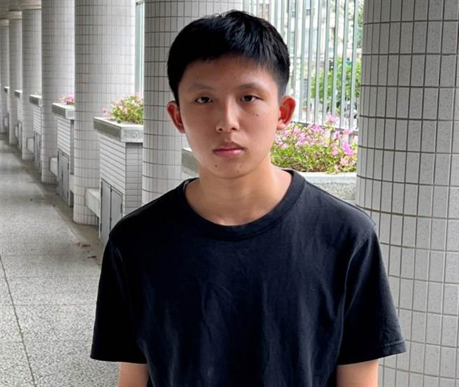 云林县私立正心中学学生黄威宪考出5A＋＋，作文也获6A＋＋。（正心中学提供）