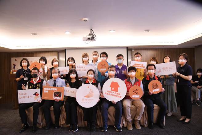 花莲县儿童暨家庭关怀协会获卫福部核准成立东区首间性创伤復原中心「癒所」，为早年性创伤是害者提供心理辅导、谘商及法律谘询服务，会上发布一支「私密影像散播的影响」影片，花莲县长徐榛蔚等人出席呼吁重视散播的伤害。（花莲县政府提供／王志伟花莲传真）