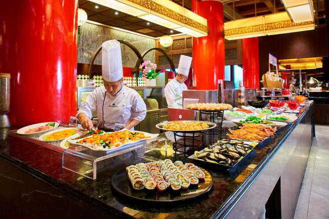 圆山大饭店的松鹤餐厅匯集中、西、日式美食佳肴让宾客畅快吃。（圆山大饭店提供）