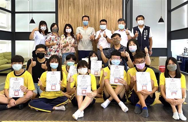 国姓国中会考成绩亮眼，6人获5A佳绩创纪录。（马文君服务处提供／廖志晃南投传真）