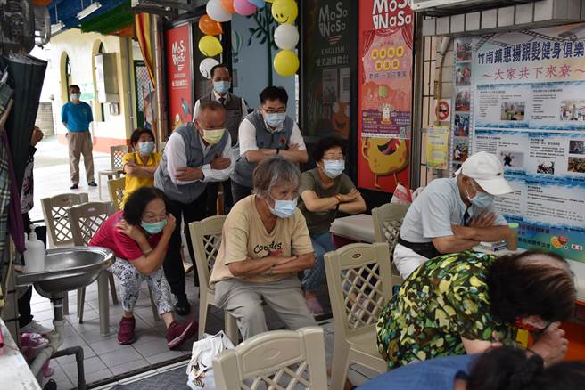 苗栗县长徐耀昌10日主持竹南镇惠扬关怀据点银髮健身俱乐部启用仪式，与长辈们一同健身运动。（谢明俊摄）