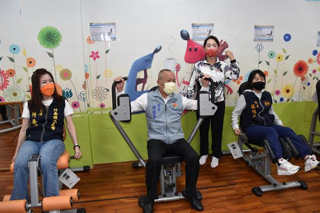 苗栗县长徐耀昌10日主持竹南镇惠扬关怀据点银髮健身俱乐部启用仪式，并实地体验健身器材。（谢明俊摄）