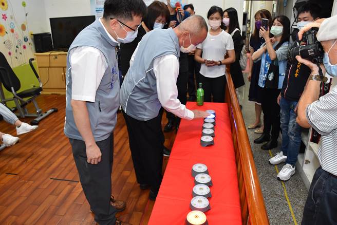 苗栗县长徐耀昌接受反应训练。（谢明俊摄）