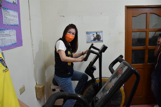 竹南镇代会主席何秀绵体验飞轮。（谢明俊摄）