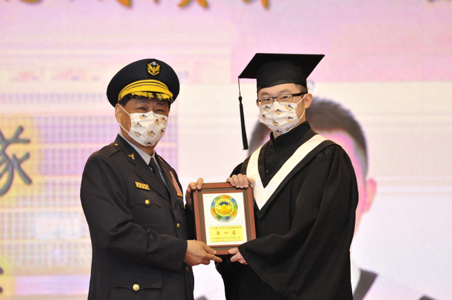 警察大学毕业典礼 ，校长陈檡文勉励:坚持操守成为称职人民保母。(警察大学提供)