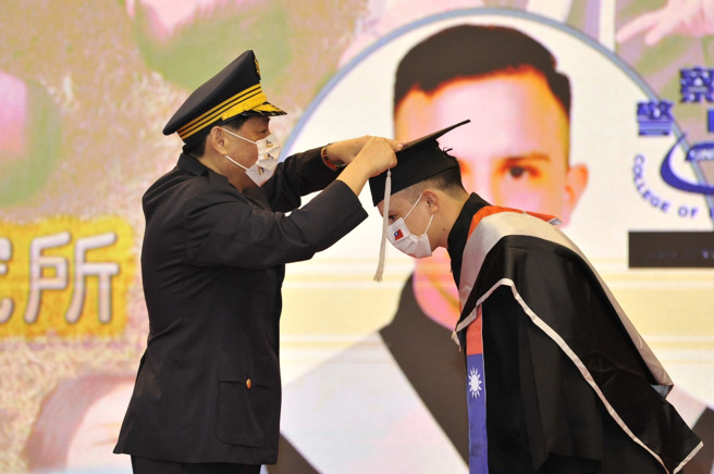 警察大学毕业典礼 ，校长陈檡文勉励:坚持操守成为称职人民保母。(警察大学提供)