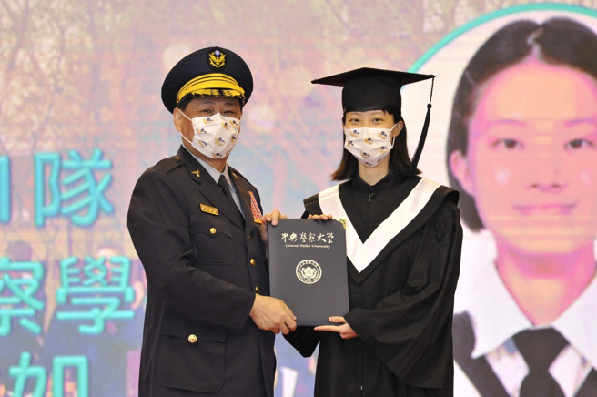 警察大学毕业典礼 ，校长陈檡文勉励:坚持操守成为称职人民保母。(警察大学提供)