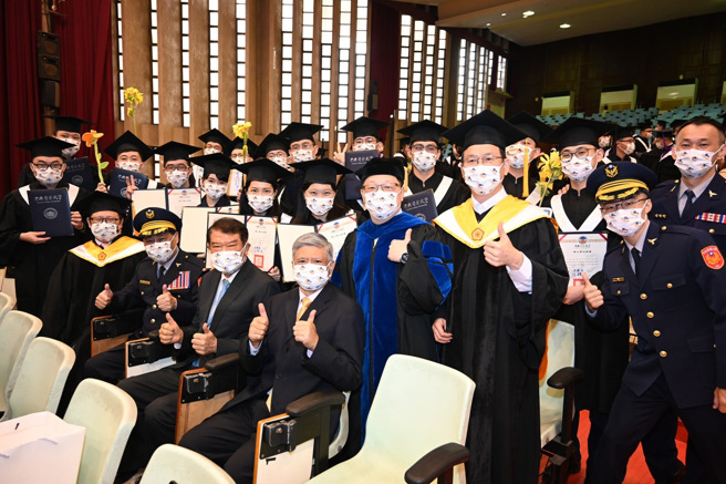 警察大学毕业典礼 ，校长陈檡文勉励:坚持操守成为称职人民保母。(警察大学提供)