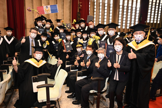 警察大学毕业典礼 ，校长陈檡文勉励:坚持操守成为称职人民保母。(警察大学提供)