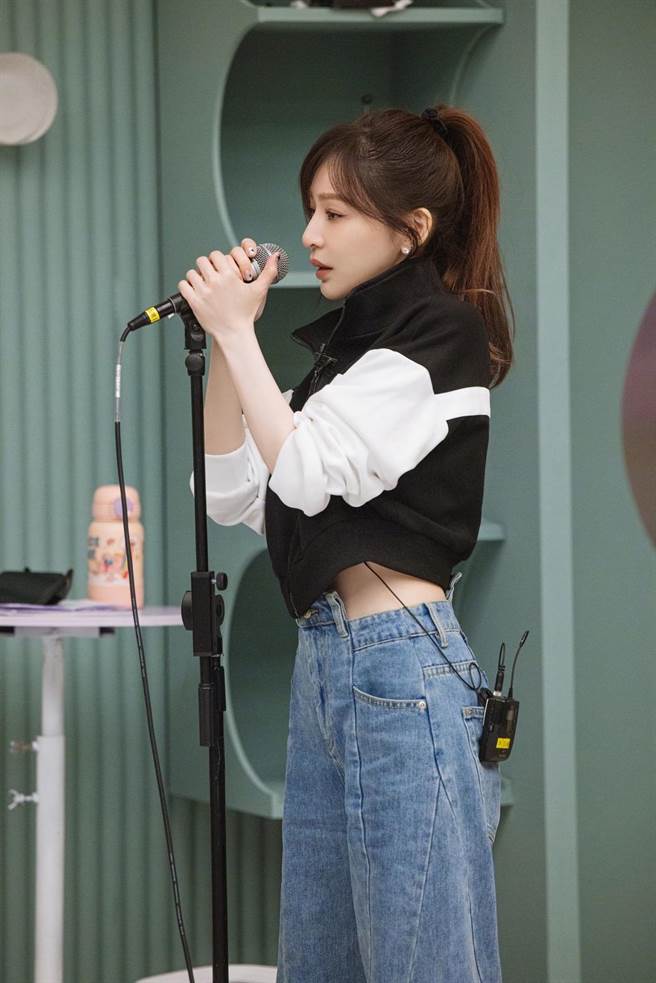 王心凌将挑战演出摇滚歌曲，积极练唱中。（芒果TV提供）