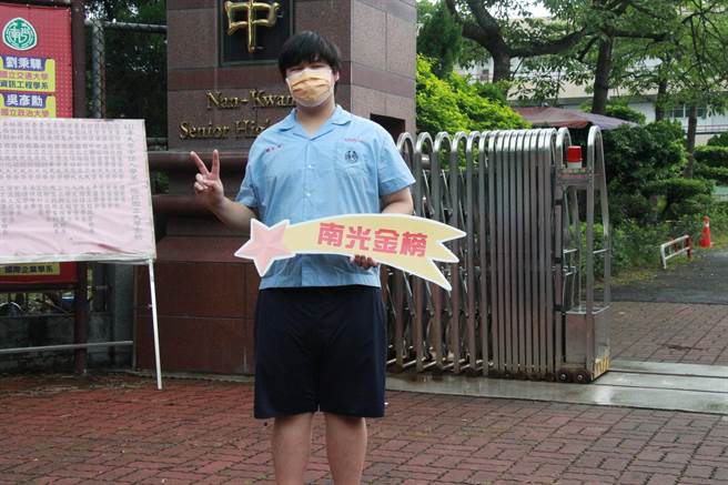 私立南光中学国中会考学生表现亮眼，锺佳瑞同学5A＋＋、作文6级分。(私立南光中学提供／刘秀芬台南传真)