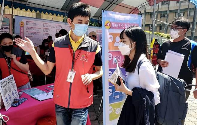 台中市為協助青年學子順利接軌就業，勞工局今年6月推出 「中市青年求職季 穩定就業Follow Me」系列徵才，邀請台積電、巨大機械、李方酒店等超過80家廠商，共辦理25場次徵才、提供近5200個優質職缺；青年穩定就業後更可領取最高3.5萬元獎勵金。（勞工局提供／謝瓊雲台中傳真）