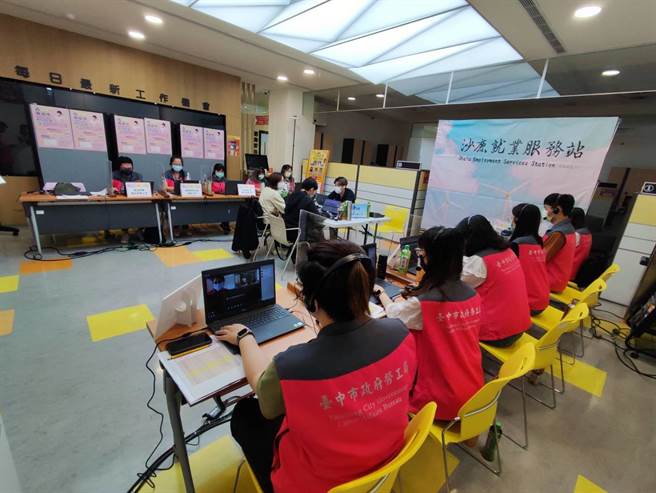 11日在中科管理局一樓登場的「迎向科技薪時代」聯合徵才活動，採實體與視訊雙軌併行，共計1898個職缺，薪資超過4萬元的就超過1000個，還有大廠合盈光電釋出月薪高達9萬元的主管職缺求才。（勞工局提供／謝瓊雲台中傳真）