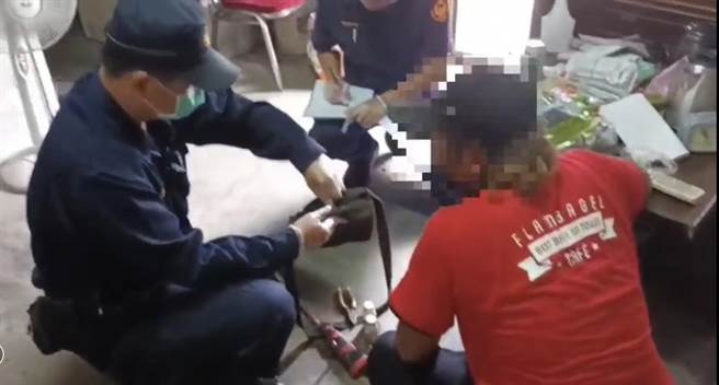 花莲县徐姓男子持无照猎枪上山打猎，误伤同行友人杨姓男子的臀部，警方取出这把猎枪。（吉安警分局提供／王志伟花莲传真）