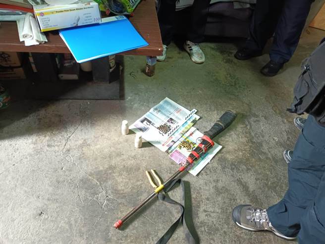 花莲县徐姓男子持无照猎枪上山打猎，误伤同行友人杨姓男子的臀部。（吉安警分局提供／王志伟花莲传真）