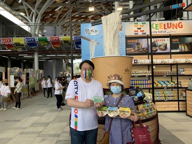 城博會10日上午才開幕，下午聯名市集的刮刮樂活動就刮出電動機車大獎。基隆市長林右昌與幸運民眾合影。（基隆市政府提供／張志康基隆傳真）