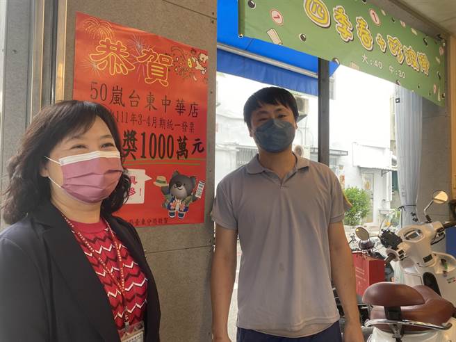 国税局台东分局长黄昭月（左）日前到台东市区手摇饮店贴红榜祝贺，并与业者吴先生（右）合影。（蔡旻妤摄）