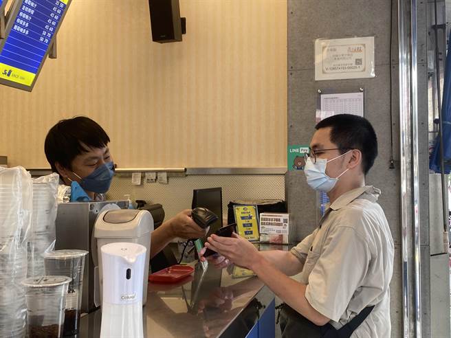 国税局台东分局及台东县税务局都呼吁民眾消费时使用统一发票兑奖APP，避免与财神擦身而过。（蔡旻妤摄）