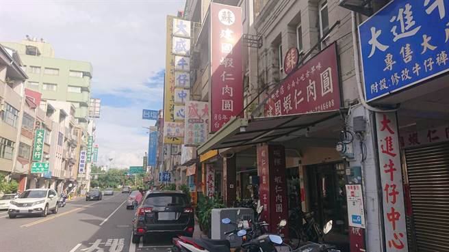 建国虾仁肉圆是台南市古早味的肉圆，店家营业近百年歷史。（程炳璋摄）