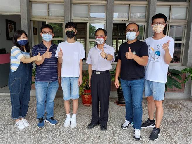 罗东国中学生陈宥潾（左三）。（罗东国中提供／李忠一宜兰传真）