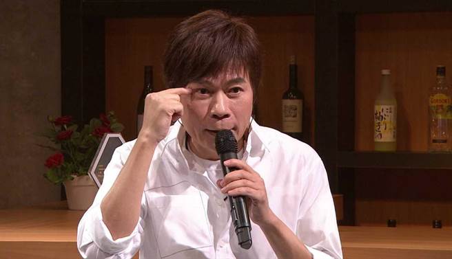 洪荣宏双眼皮不明显，遭爸爸「蛋白」涂眼皮。（年代提供）