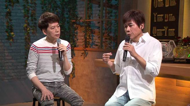 洪荣宏和大弟洪敬尧上节目回忆儿时点滴。（年代提供）