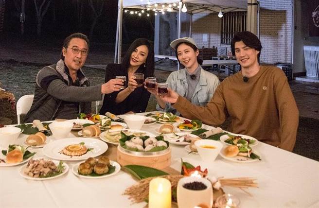 赵树海、田丽、张景岚、罗宏正，享用着自己打工换来的晚餐。（东森综合台提供）