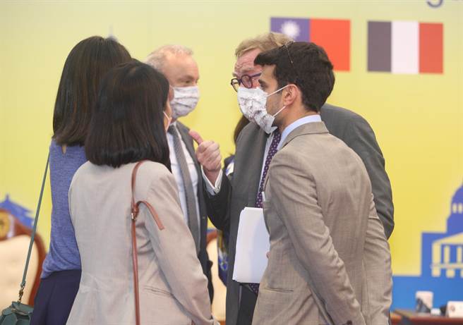 法国参议员艾伯雷在立法院合影时比倒讚惹议，在记者会上引起讨论并比出讚。（张铠乙摄）