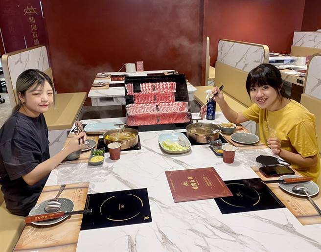 嗑肉石锅今日在乌日开新店，立即吸引很多喜爱吃锅的火锅族客群大啖美味。（业者提供／卢金足台中传真） 